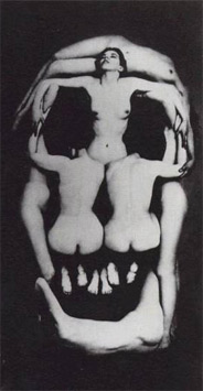Dalí - Craniu humanu fechu colos cuerpos de siete muyeres
